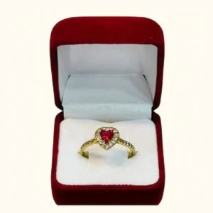 Anillo de compromiso en oro 18K con rubí en forma de corazón y circones laterales - Joyas KM Santiago