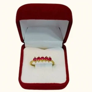 Anillo medio cintillo con cinco rubíes rojo oro 18K - elegancia clásica Santiago Chile