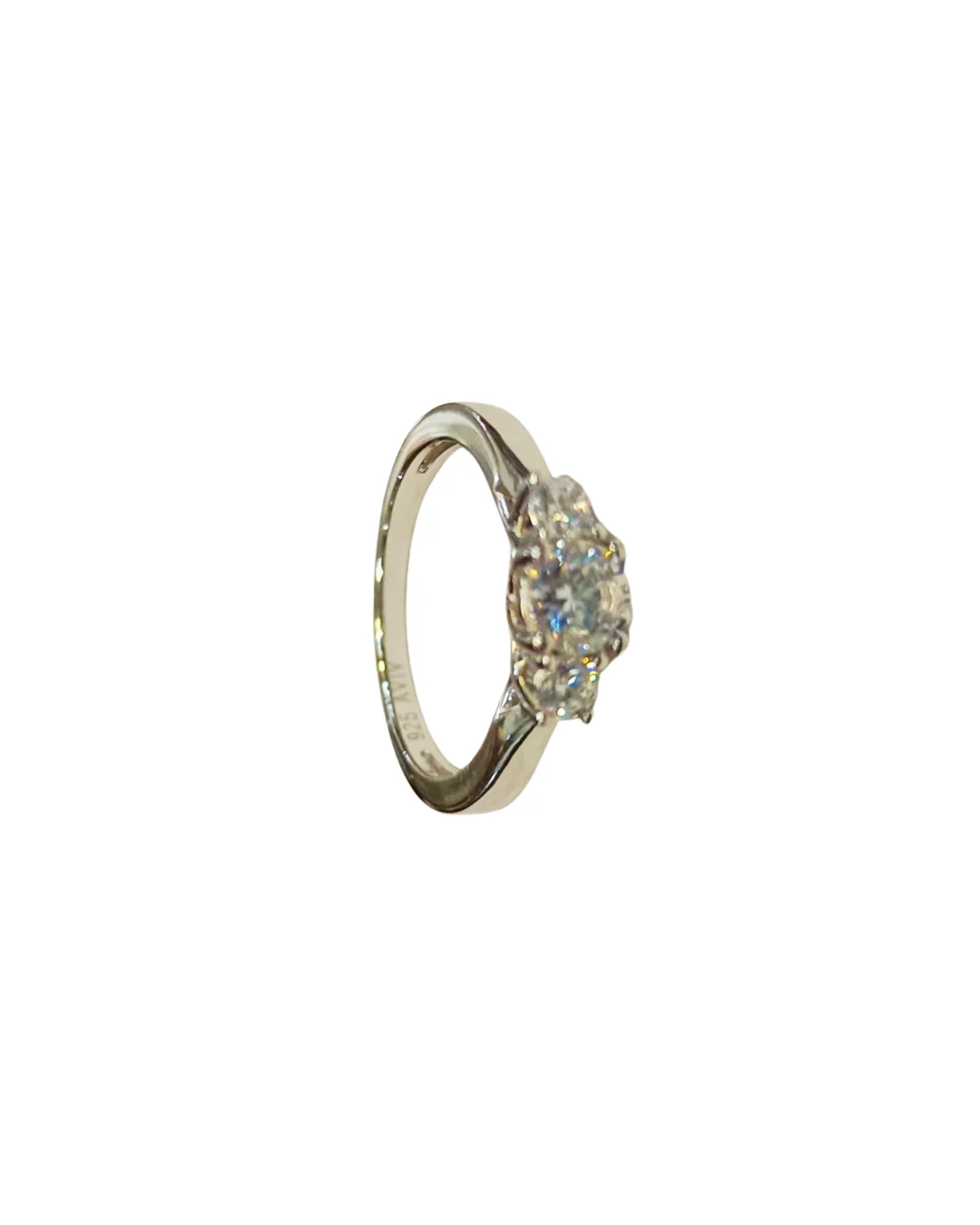 Detalle anillo juvenil tricillo circones plata 925 engaste acabado brillante