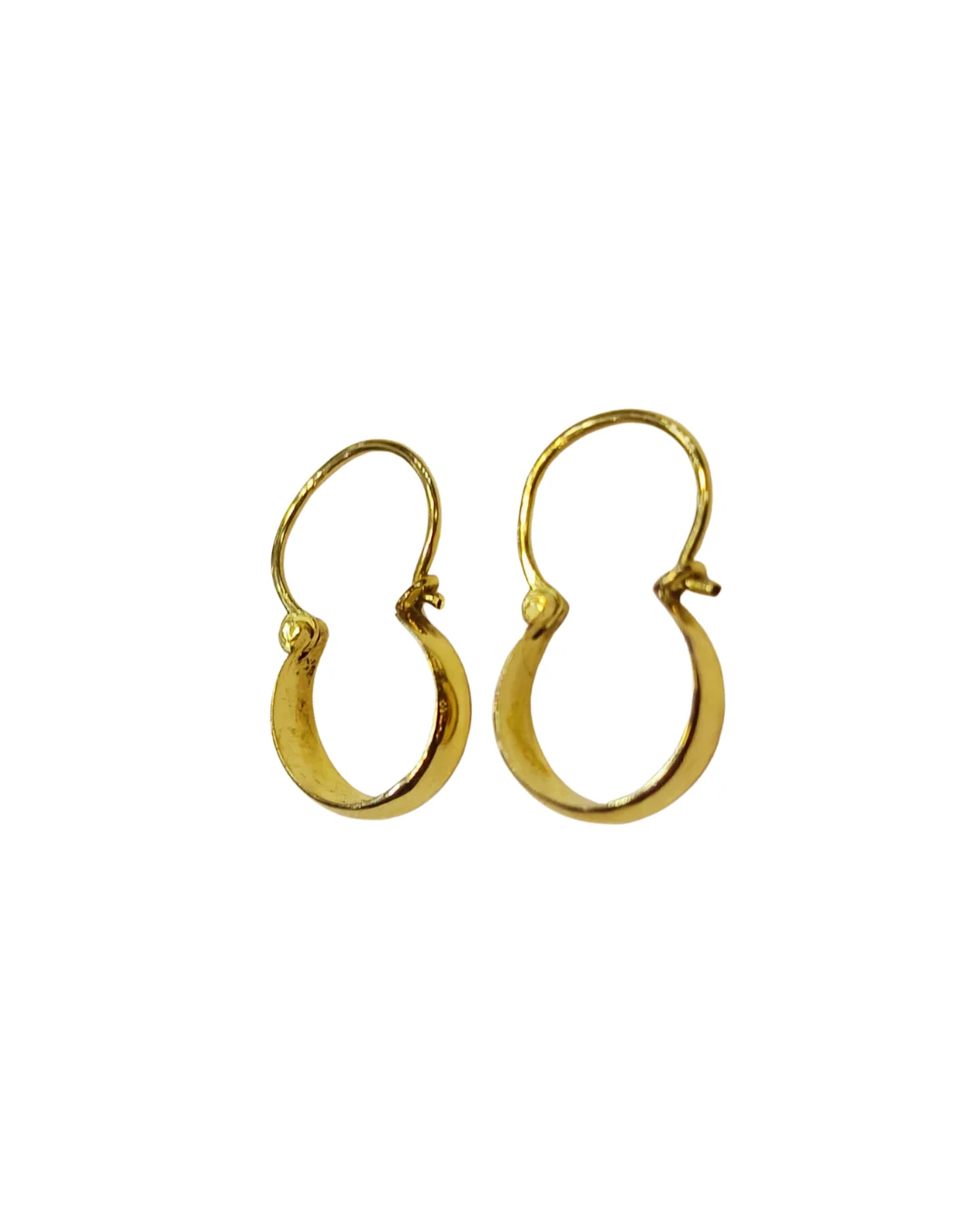Detalle aros argollas bote clásica con cierre seguro oro 18 quilates