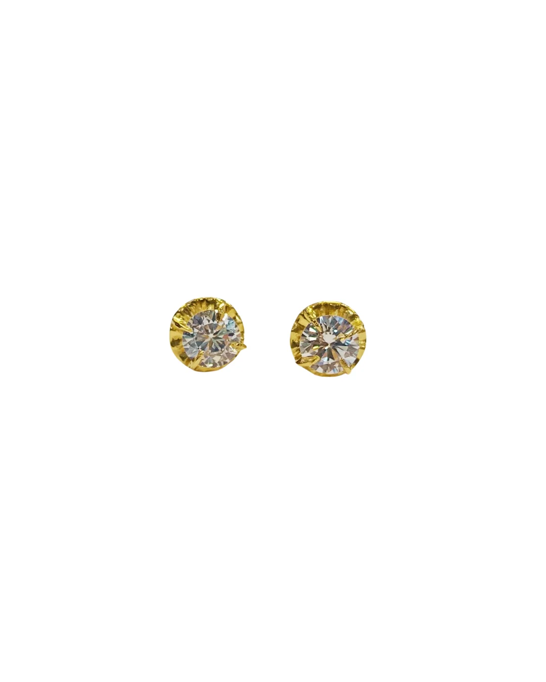 Detalle aros atornillados chatón español con circón brillante oro 18 quilates