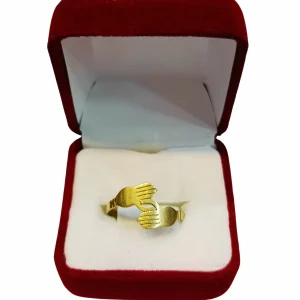 Anillo manitas juvenil sosteniendo corazón oro 18K - símbolo amor protector Santiago Chile